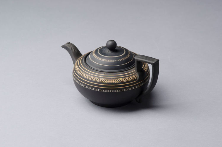 Picture of Covered Teapot in Black Basalt