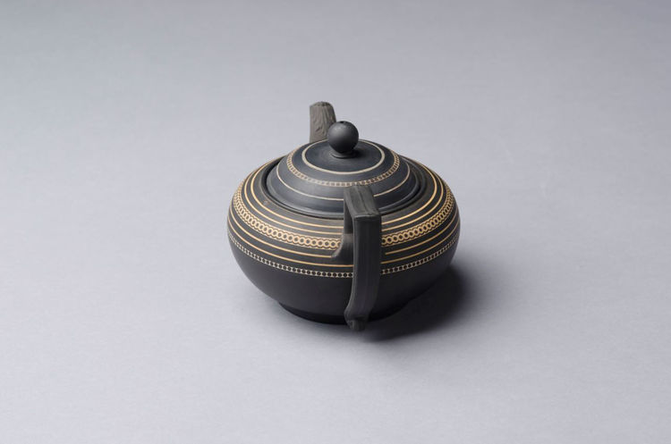 Picture of Covered Teapot in Black Basalt