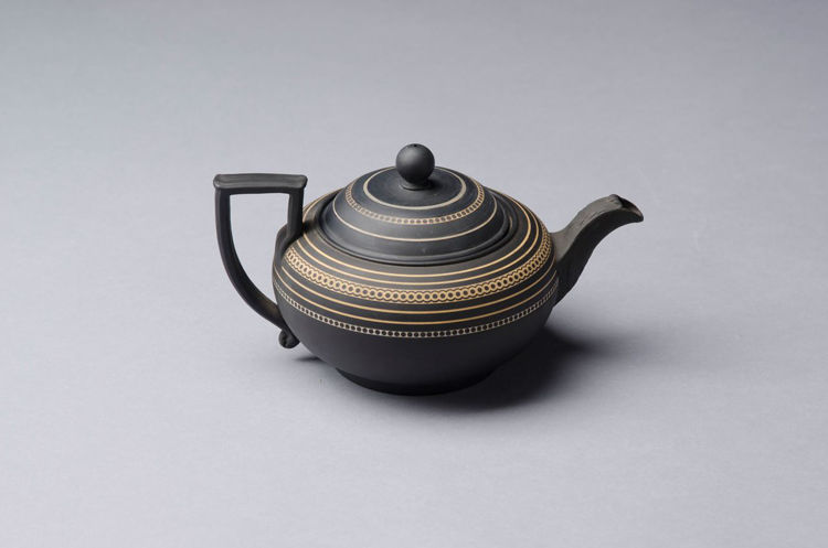 Picture of Covered Teapot in Black Basalt