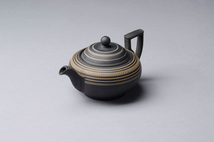 Picture of Covered Teapot in Black Basalt