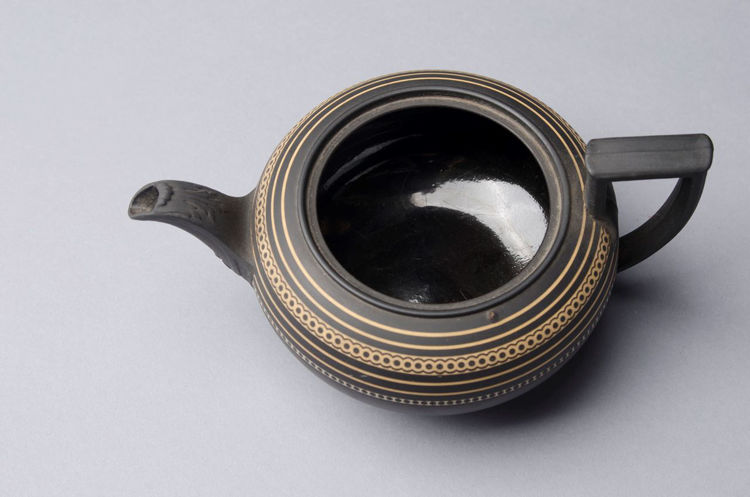 Picture of Covered Teapot in Black Basalt