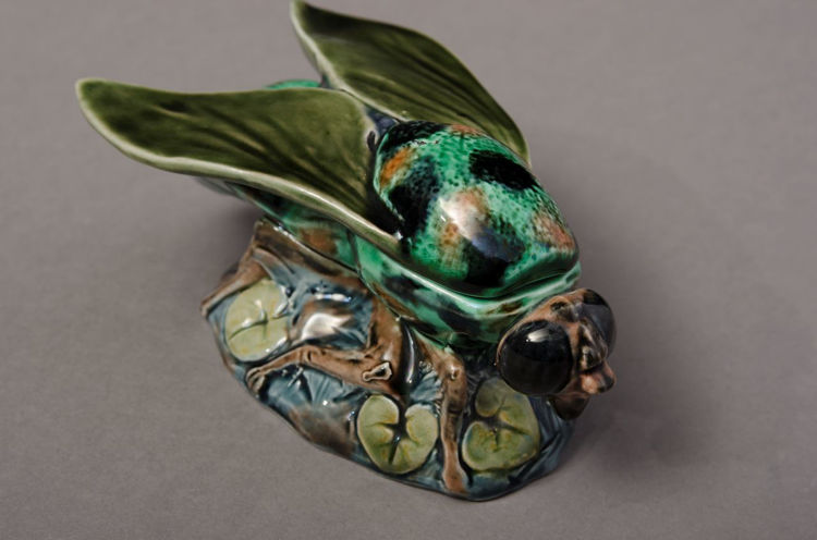 Picture of Majolica Bee Form Matchbox